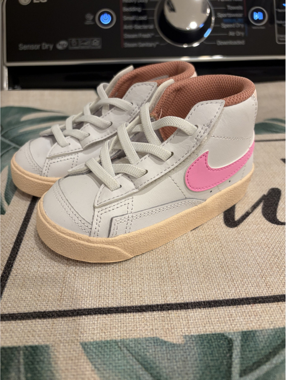 Nike Girls High Top Sneakers in pink size 7C